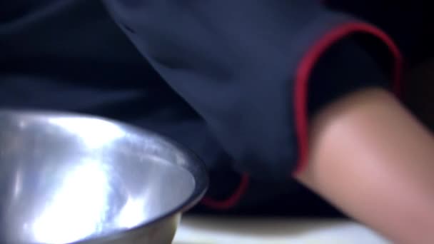 Mãos de cozinheiro feminino lentamente cortando uma batata — Vídeo de Stock