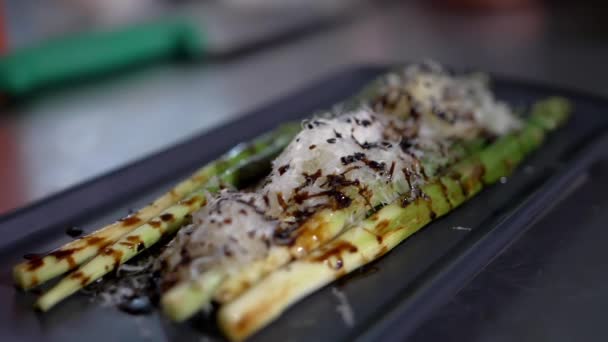 Asparagus panggang dan bawang panggang ditutupi dengan saus Worcestershire — Stok Video