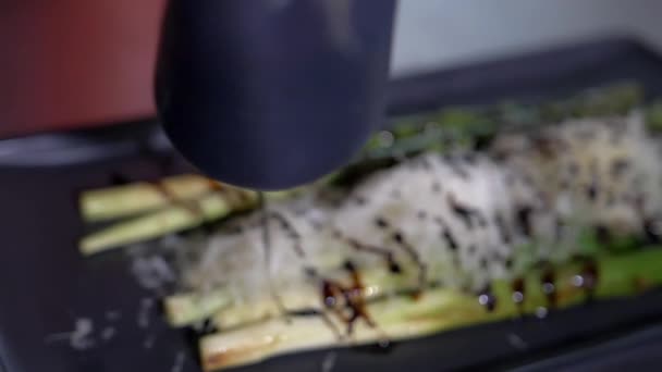 Geroosterde asperges en geraspte ui bedekt met worcestershiresaus — Stockvideo