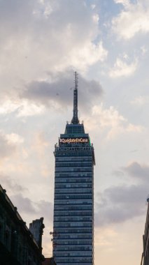 Güzel bulutlu gökyüzünün altındaki Latin Amerika Kulesi