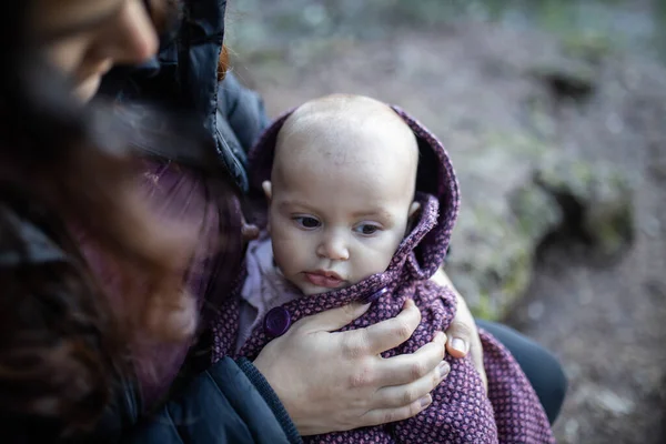 Bebé feliz y adorable en los brazos de su madre — Foto de Stock