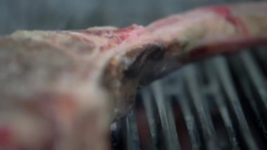 Izgaranın üstünde sulu bir parça et.