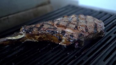 Izgaranın üstünde sulu bir parça et.