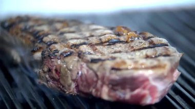 Izgaranın üstünde sulu bir parça et.