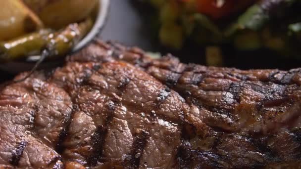 Carne grelhada, salada, cebola assada e pimentão no prato — Vídeo de Stock