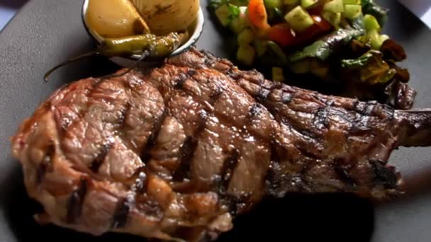 Viande grillée, salade, oignons rôtis et piments dans une assiette — Video