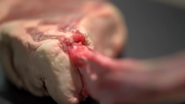 Close-up de um pedaço cru de carne na placa preta — Vídeo de Stock