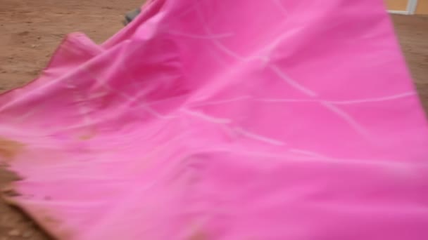 வெற்று மாடு மோதிரத்தில் தனது ஆடையை மெதுவாக அசைக்கும் மாடு சண்டை வீரர் — ஸ்டாக் வீடியோ