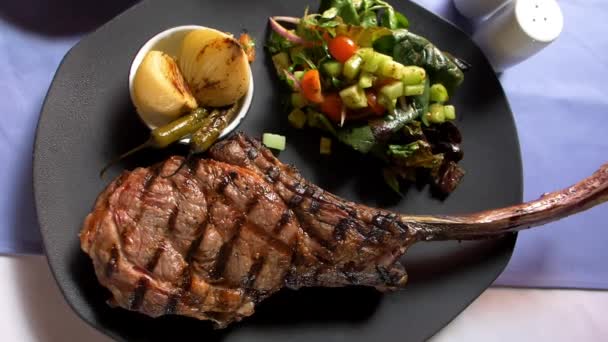 Grillezett hús, saláta, pirított hagyma és chilipaprika tálcán — Stock videók