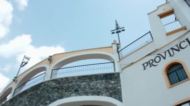 Parlak mavi gökyüzünün altında Meksika arenasının önünde