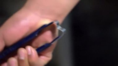 Çelik maşa usulca fırının içine peynirli kek sokuyor.