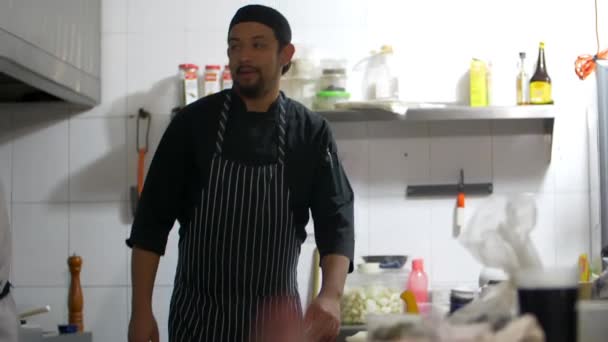 Chef hispano barbudo cocinando en una cocina de restaurante — Vídeos de Stock