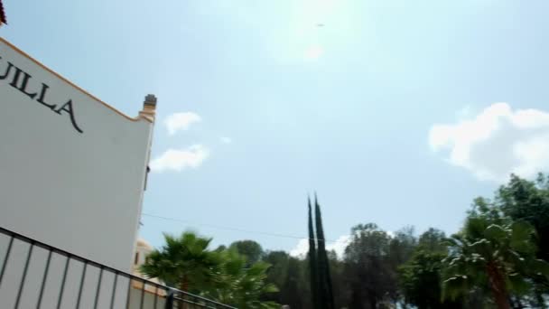 Frente da praça mexicana sob um céu azul brilhante — Vídeo de Stock