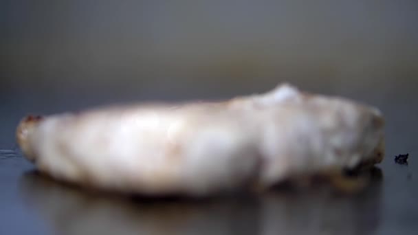 Prajirea fripturii suculente pe o griddle cu fundal neclar — Videoclip de stoc