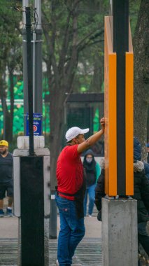 Mexico City metro istasyonunun önünde insanlar bekliyor.