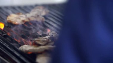 Izgaranın üstünde leziz biftekler.
