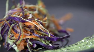 Siyah bir yüzey üzerinde rendelenmiş sebzelerin yakın çekimi