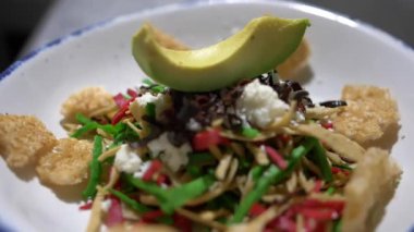 Domuz derisi, tortilla dilimleri, peynir ve avokado tabağı.