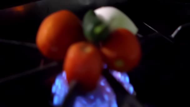 Peperoncino arrosto, pomodori e cipolla in un bruciatore aperto — Video Stock
