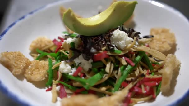 Skóry wieprzowe, plastry tortilli, ser i danie z awokado — Wideo stockowe
