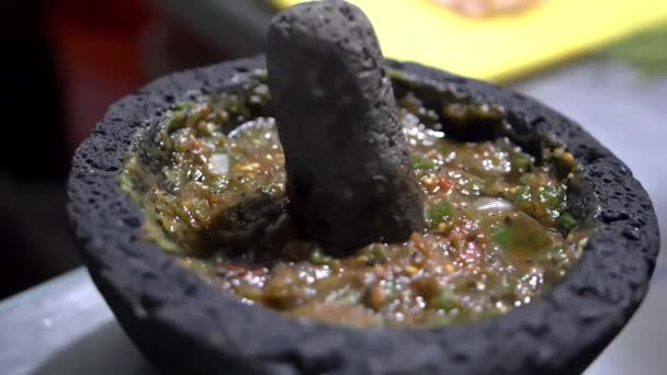 Primo piano di molcajete messicano tradizionale pieno di salsa — Video Stock