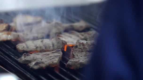 Ízletes steak a grill tüze felett. — Stock videók