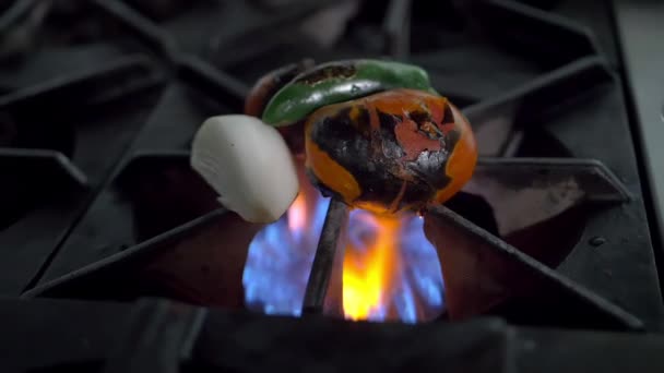 Pieczenie papryki chili, pomidorów i cebuli na otwartym palniku — Wideo stockowe