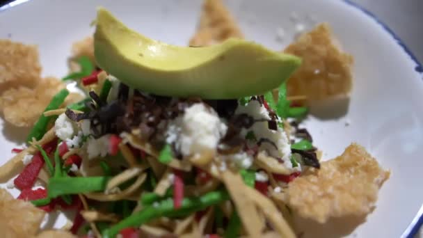 Schweinefleisch, Tortilla-Scheiben, Käse und Avocado-Gericht — Stockvideo