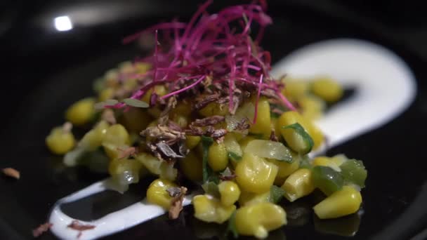 Pečená kukuřice a smetana gurmánské jídlo na černém talíři — Stock video