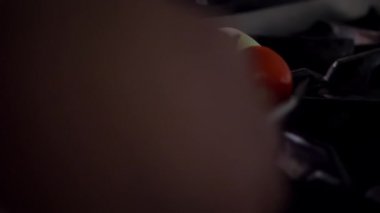 Kırmızı biber, domates ve soğanı açık ocakta kızartıyorum.