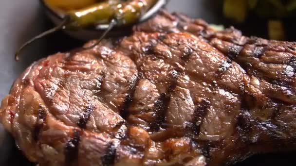 Mięso z grilla, sałatka, pieczona cebula i papryka chili na talerzu — Wideo stockowe