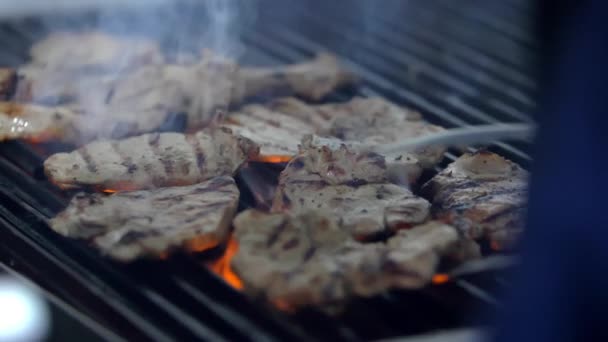 Ízletes steak a grill tüze felett. — Stock videók