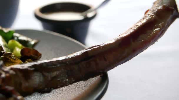 М'ясо на грилі, салат та смажена цибуля та перець чилі на тарілці — стокове відео