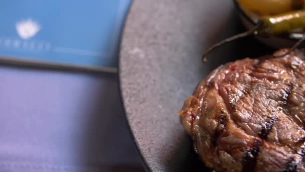 구운 고기 옆 식탁 위 의식당 메뉴 — 비디오