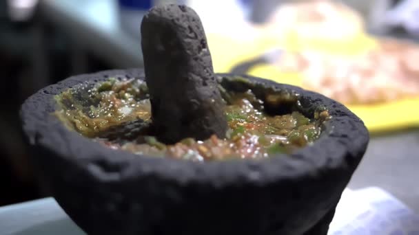 Zbliżenie tradycyjnych meksykańskich molcajete pełne sosu — Wideo stockowe