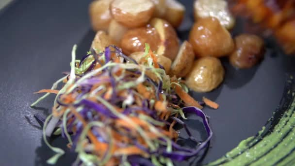 Filete picante, verduras ralladas y papas picadas en un plato negro — Vídeo de stock