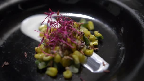 Terpanggang jagung dan krim makanan gourmet di piring hitam — Stok Video