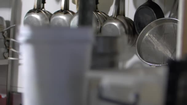 Utensilios de cocina de acero y plástico de una cocina de restaurante — Vídeos de Stock