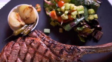 Izgara et, salata, kızarmış soğan ve tabakta kırmızı biber.