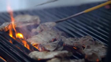 Izgaranın üstünde leziz biftekler.