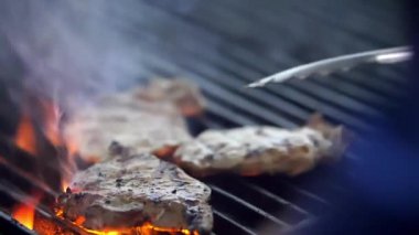 Izgaranın üstünde leziz biftekler.