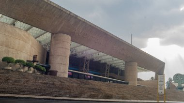 Bulutlu bir gökyüzünün altında, Meksika Ulusal Konferans Salonu 'nun önünde.