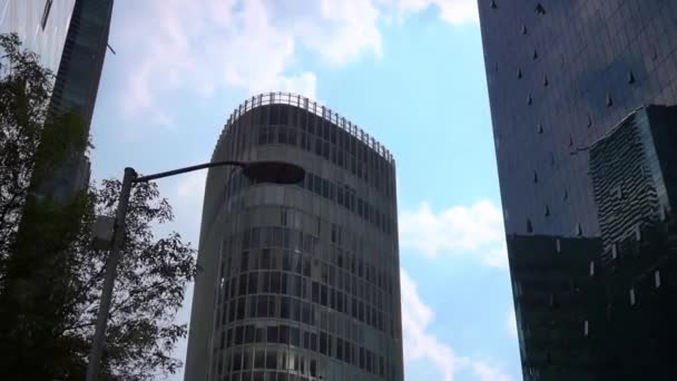 Leicht bewölkter Himmel über modernen Gebäuden aus Mexiko-Stadt — Stockvideo