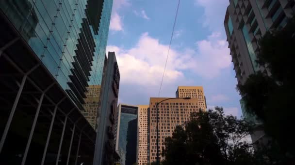 Leicht bewölkter Himmel über modernen Gebäuden aus Mexiko-Stadt — Stockvideo