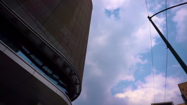 Cielo ligeramente nublado sobre el edificio de la Ciudad de México — Vídeo de stock