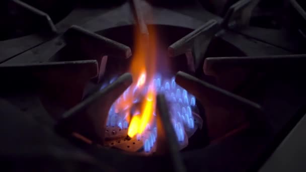 Bela chama azul e amarela em um queimador aberto — Vídeo de Stock