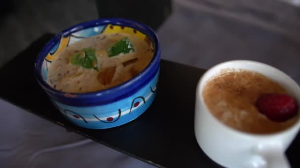 Cacao caldo e dessert alla gelatina in tazze colorate — Video Stock