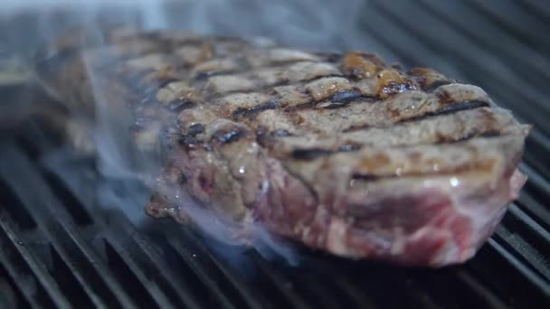 Bertampang juicy dan berasap sepotong daging pada panggangan — Stok Video