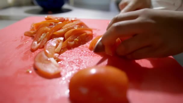 Tangan wanita memasak perlahan-lahan mengiris tomat — Stok Video