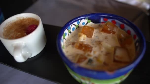 Chocolat chaud et dessert gelée dans des tasses colorées — Video